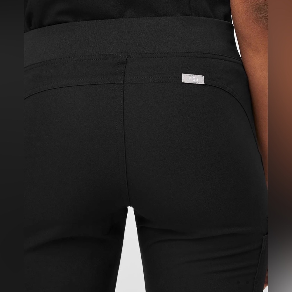 FIGS Women's Kade Cargo Scrub Pants Black Size Medium with Gray Drawstring - Picture 3 of 12